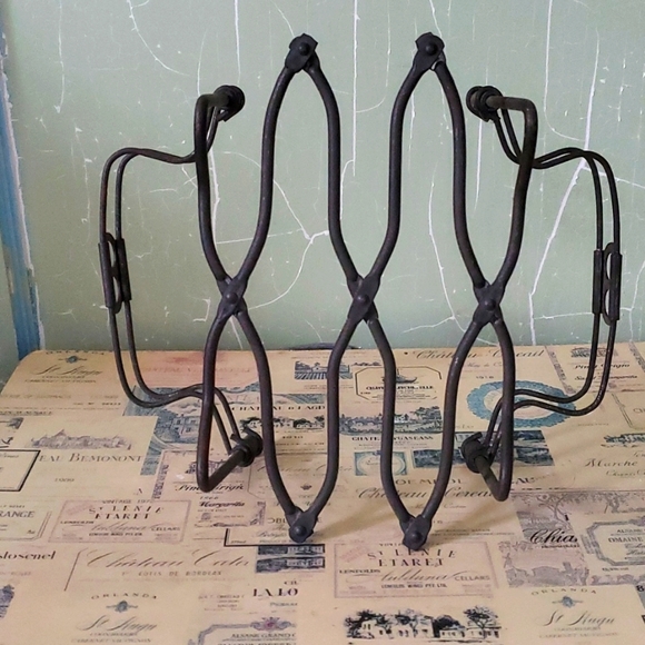 Vintage Casserole Dish Trivet Expandable Holder - Picture 2 of 9